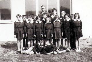 Uczniowie b. szkoły w Wojcieszycach